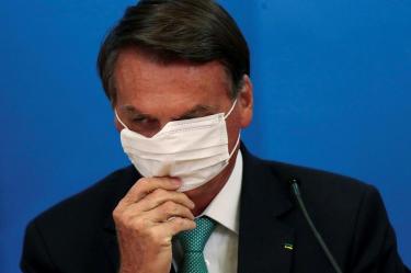 Bolsonaro arremetió contra el regulador sanitario de Brasil tras aprobar la vacuna en niños. Foto: Reuters