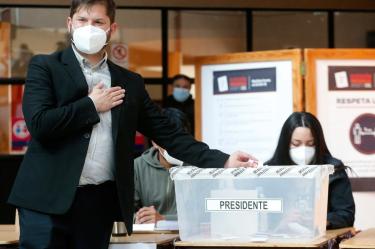 Izquierdista Boric asegura tener las "manos limpias" al votar en Chile
