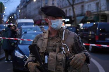 Hombre con cuchillo toma rehenes en tienda de París
