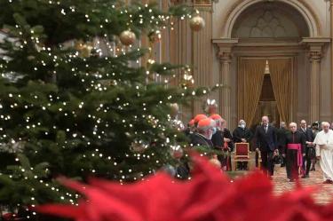El Papa celebra a las 19:30 horas de este viernes 24 de diciembre la misa de Gallo con unos mil 500 puestos para los fieles distanciados. Foto: AFP