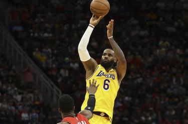 LeBron James firmó un triple doble para poner fin a la mala racha de Lakers. (Reuters)