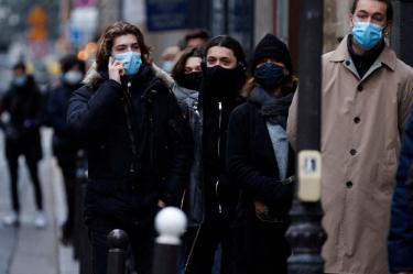 Francia supera 200 mil casos diarios de covid-19, un nuevo récord