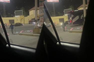 Vendedor de algodones de azúcar azota su producto porque nadie le compró