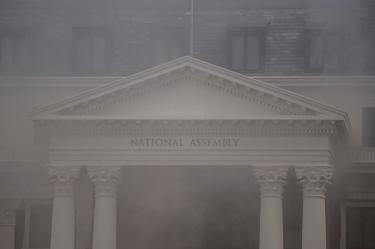 Parlamento de Sudáfrica queda destruido por incendio; hay un detenido