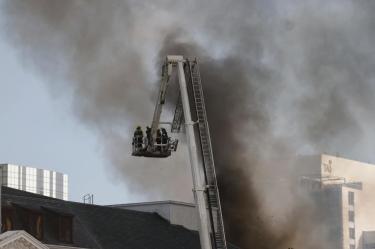 Controlan incendio que arrasó con Parlamento de Sudáfrica; procesan a sospechoso