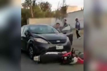 El conductor arrastró la unidad por más de un kilómetro de la avenida La Venta. Foto: Captura de video