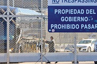 Un autobús sale de una instalación cerrada en San Ysidro mientras los migrantes sujetos al programa de restricción de asilo de la era Trump esperan ingresar a Estados Unidos. Foto: Reuters