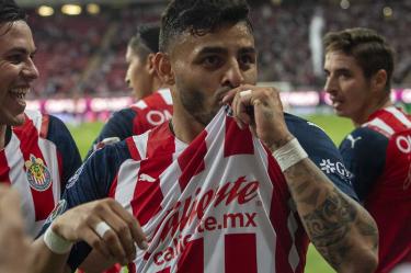 Alexis Vega marcó gol y dio una asistencia en el primer triunfo de Chivas en el torneo. (Mexsport)