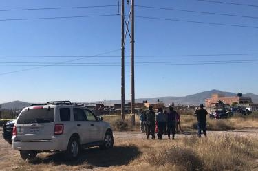 Los hombres fueron suspendidos de un barandal del inmueble. Foto: Especial