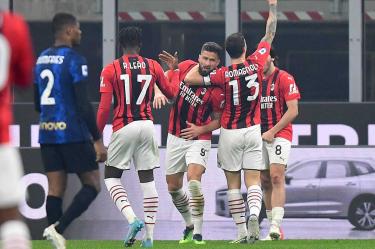 Olivier Giroud orquestó la remontada del AC Milán sobre el Inter. (Reuters)