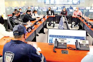 La jefa de Gobierno se reunió con cuatro alcaldes y directores generales de las demás demarcaciones en el C5 para coordinar los trabajos de repartición de pipas tras la falla en el Cutzamala. Foto: Especial