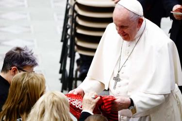 Dolores Aveiro, mamá de Cristiano Ronaldo, le entregó la playera de Cristiano Ronaldo al papa Francisco (Fotos: Reuters)