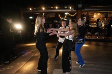 Jóvenes celebran en la pista de baile del club nocturno KB después de la medianoche, cuando se levantaron las restricciones pandémicas por coronavirus, en Malmo, Suecia, el 9 de febrero. Fotografía: Reuters.