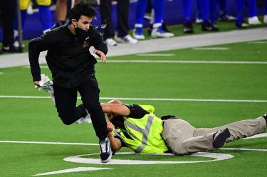 El espontáneo logró correr un cuarto del campo en el SoFi Stadium. (Reuters)