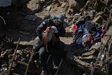 Los bomberos han rescatado a 24 personas con vida. (AFP)