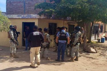 A los jóvenes detenidos se les aseguraron tres armas largas AR-15, varios teléfonos celulares, cartuchos útiles, chalecos tácticos con porta cargadores, dispositivos poncha llantas, entre otros.