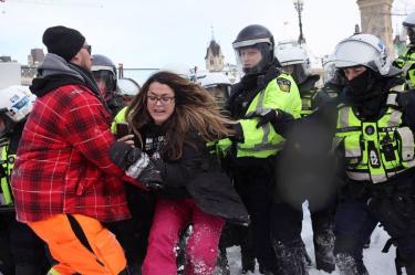 Policía canadiense pone fin a protestas en Ottawa; hay decenas de detenidos