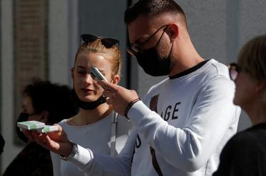 La Sociedad Española de Médicos de Familia y Médicos Generales alertó del riesgo de una nueva ola de covid si se alivian todas las restricciones para frenar los casos. Foto: Reuters