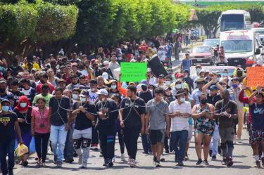 Coyotes llevan a migrantes simulando vehículos oficiales/Cuartoscuro