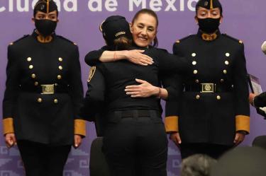 La jefa de gobierno expresó su agradecimiento y reconocimiento a las mujeres policías. Foto: Cuartoscuro
