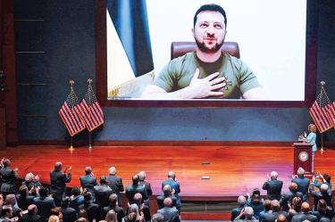 Volodímir Zelenski durante un discurso por videoconferencia, retransmitido en directo ante el Congreso de Estados Unidos; al final de su intervención, los congresistas le dieron una ovación de pie. Foto: AFP