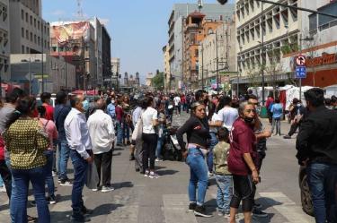 Decenas de personas desalojaron edificios y casas ante activación de alerta sísmica. (Cuartoscuro)