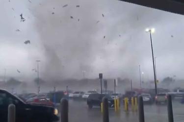 Captan paso de poderosos tornado en Texas; la gente corre aterrada