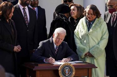 El presidente de los Estados Unidos, Joe Biden, promulga la ley HR 55. Foto: Reuters