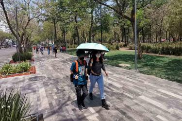 Protección Civil de la Ciudad de México recomienda a la población usar bloqueador solar, vestir ropa de colores claros y utilizar gafas de sol y sombrero o gorra. Foto: Cuartoscuro