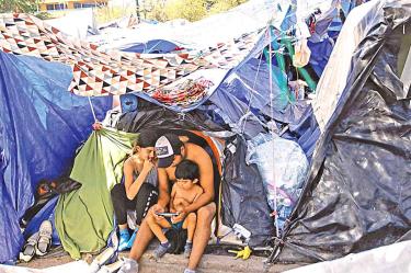 El campamento presenta hacinamiento, pues los migrantes ahora están más pendientes que nunca ante posibles audiencias en Estados Unidos. Foto: Reuters