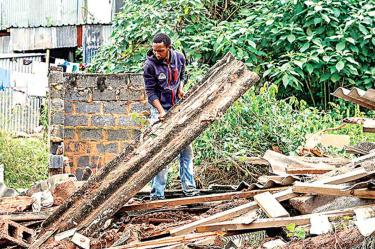 Un residente de Claremont, cerca de Durban, se sumó a las labores de remoción de restos de lo que era la iglesia Metodista Unida de Sudáfrica, devastada por las peores lluvias en décadas. Foto: AFP