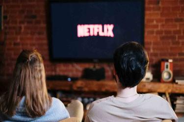 La empresa, con sede en Los Gatos, California, ha defendido por mucho tiempo su modelo sin anuncios, lo que la ha diferenciado frente a competidores como Disney+, HBO Max y Apple. foto pexels