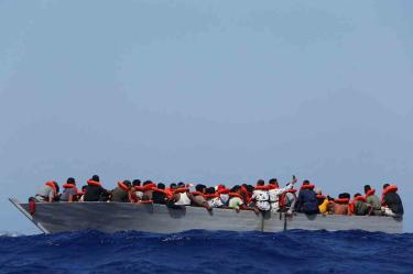 La mayoría de las travesías en mar se hacen a bordo de embarcaciones abarrotadas y en mal estado. Foto reuters