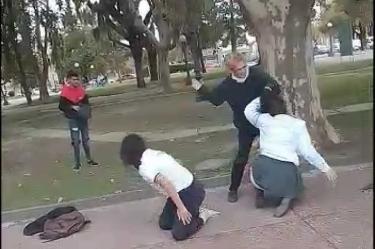 La maestra ataca brutalmente a una de las jóvenes para terminar la pelea. Foto: Captura de pantalla
