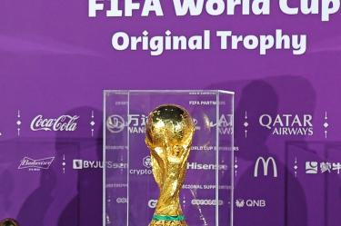 Trabajadores migrantes pudieron apreciar el trofeo del Mundial (Fotos: AFP)