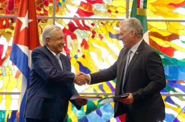 El presidente Andrés Manuel López Obrador y su homólogo de Cuba, Miguel Díaz-Canel, tras una serie de firmas de acuerdos. Imagen tomada de Twitter: @PresidenciaCuba