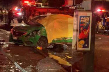 Cinco personas a bordo de un taxi y el conductor, murieron al ser impactadas por una camioneta a exceso de velocidad que se pasó un semáforo en rojo