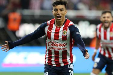 Fernando Beltrán marcó un golazo en la aplastante victoria de Chivas sobre Pumas. (Mexsport)