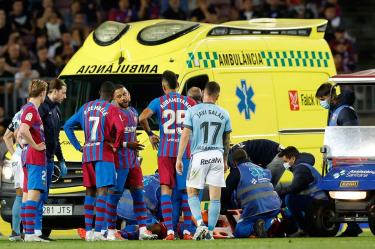 Ronald Araujo tuvo que abandonar en ambulancia el terreno de juego tras una acción fortuita en el minuto 67 del Barça-Celta (Reuters)