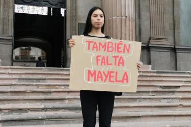 Maya Hernández, ayer, afuera del Palacio de Gobierno de NL para solicitar el apoyo del gobernador Samuel García en la búsqueda de su madre, Mayela, desaparecida desde 2020. Imagen tomada de Facebook: @AlternativasPacificas