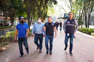 El alcalde en Miguel Hidalgo, Mauricio Tabe, durante la supervisión de corredores libres de comercio en vía pública. Imagen tomada de Twitter: @AlcaldiaMHmx