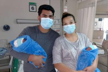 Marcos Alfonso “N” y Judith Alejandra cargando a dos de su tres pequeños, ya que la niña se encuentra en en Cuidados Neonatales con buen reporte de salud. Foto: IMSS