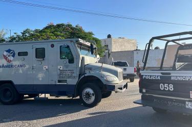 Al sitio arribó el personal de Servicios Periciales de la Fiscalía General de Justicia en Sonora para procesar la escena del crimen y recabar las evidencias para la carpeta de investigación.