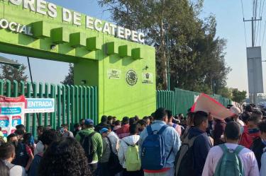 Fue bloqueada la Avenida Central para denunciar acoso por parte de un profesor. Foto: José Antonio García