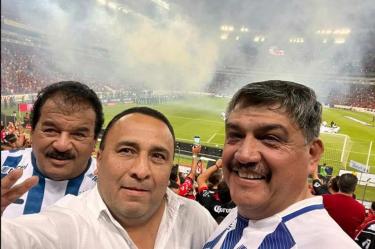 Alcaldes de Hidalgo ‘se van de pinta’ a la final de futbol en Jalisco. Foto: Especial