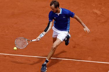 Daniil Medvedev regresa la pelota con un derechazo