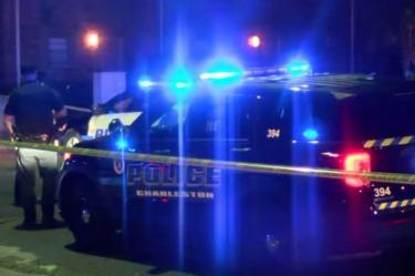 Policías de Charleston durante la emergencia.