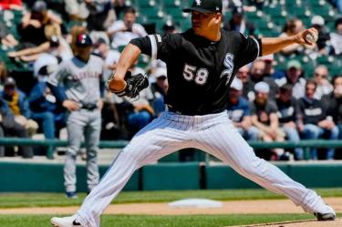 El pitcher mexicano lanza una bola durante un partido