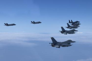 Aviones de combate vuelan cerca de la península de Corea.