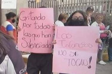 Padres de familia se manifestaron con pancartas.